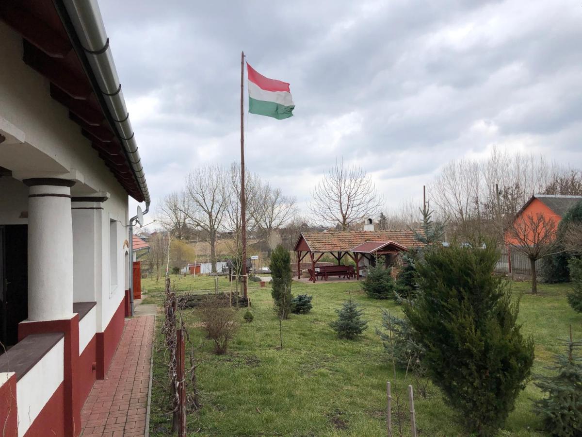 Almosdi Topart Vendeghaz Екстериор снимка